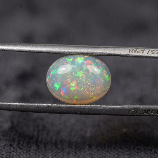 Opal — White Opal — certified loose stone, studio macro | Kubair